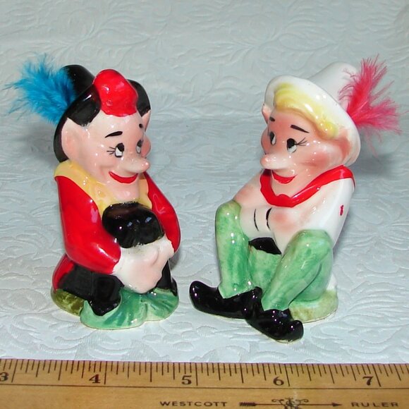 Vtg Elves Salt & Pepper SHAKER SET, Victoria Ceramics, Japan Figural Elf Feather - Picture 1 of 9